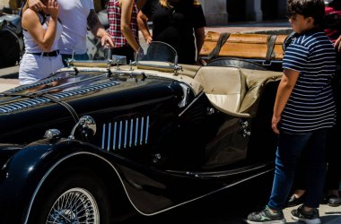 Torre Del Mar, İspanya - 3 Haziran 2018 eski antika arabalar bir sahil kasabası İspanya ziyaret turistler için verilen