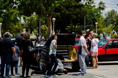 Torre Del Mar, İspanya - 3 Haziran 2018 eski antika arabalar bir sahil kasabası İspanya ziyaret turistler için verilen