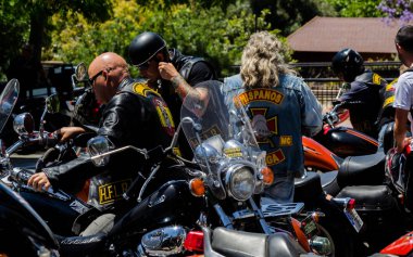 Nerja, İspanya - 10 Haziran 2018 insanlar ve motosiklet motosiklet ralli bir sahil İspanyol kasabasında