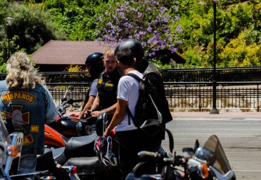 Nerja, İspanya - 10 Haziran 2018 insanlar ve motosiklet motosiklet ralli bir sahil İspanyol kasabasında