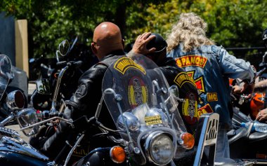 Nerja, İspanya - 10 Haziran 2018 insanlar ve motosiklet motosiklet ralli bir sahil İspanyol kasabasında
