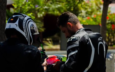 Nerja, İspanya - 10 Haziran 2018 insanlar ve motosiklet motosiklet ralli bir sahil İspanyol kasabasında