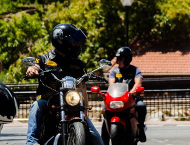 Nerja, İspanya - 10 Haziran 2018 insanlar ve motosiklet motosiklet ralli bir sahil İspanyol kasabasında