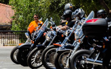 Nerja, İspanya - 10 Haziran 2018 insanlar ve motosiklet motosiklet ralli bir sahil İspanyol kasabasında