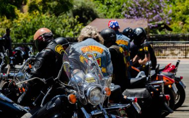 Nerja, İspanya - 10 Haziran 2018 insanlar ve motosiklet motosiklet ralli bir sahil İspanyol kasabasında