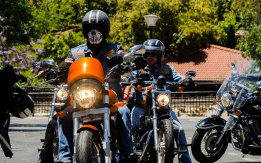 Nerja, İspanya - 10 Haziran 2018 insanlar ve motosiklet motosiklet ralli bir sahil İspanyol kasabasında