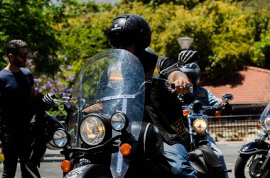 Nerja, İspanya - 10 Haziran 2018 insanlar ve motosiklet motosiklet ralli bir sahil İspanyol kasabasında