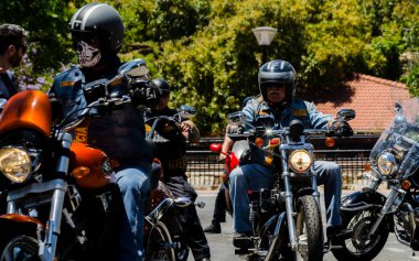 Nerja, İspanya - 10 Haziran 2018 insanlar ve motosiklet motosiklet ralli bir sahil İspanyol kasabasında