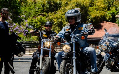 Nerja, İspanya - 10 Haziran 2018 insanlar ve motosiklet motosiklet ralli bir sahil İspanyol kasabasında