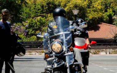 Nerja, İspanya - 10 Haziran 2018 insanlar ve motosiklet motosiklet ralli bir sahil İspanyol kasabasında