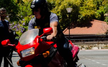 Nerja, İspanya - 10 Haziran 2018 insanlar ve motosiklet motosiklet ralli bir sahil İspanyol kasabasında