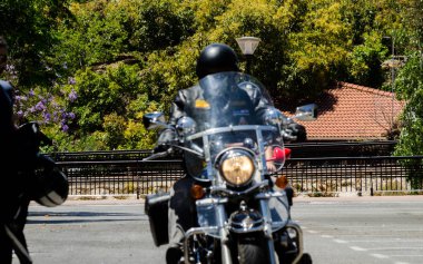 Nerja, İspanya - 10 Haziran 2018 insanlar ve motosiklet motosiklet ralli bir sahil İspanyol kasabasında