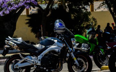 Nerja, İspanya - 10 Haziran 2018 insanlar ve motosiklet motosiklet ralli bir sahil İspanyol kasabasında