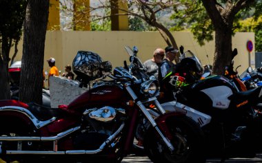 Nerja, İspanya - 10 Haziran 2018 insanlar ve motosiklet motosiklet ralli bir sahil İspanyol kasabasında