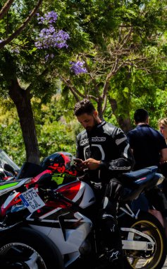 Nerja, İspanya - 10 Haziran 2018 insanlar ve motosiklet motosiklet ralli bir sahil İspanyol kasabasında