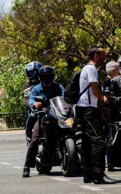 Nerja, İspanya - 10 Haziran 2018 insanlar ve motosiklet motosiklet ralli bir sahil İspanyol kasabasında