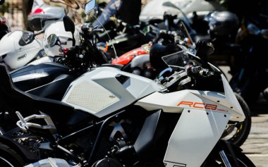 Nerja, İspanya - 10 Haziran 2018 insanlar ve motosiklet motosiklet ralli bir sahil İspanyol kasabasında