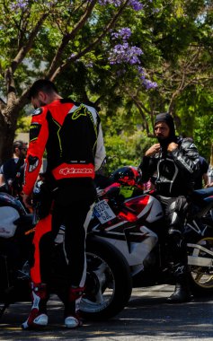 Nerja, İspanya - 10 Haziran 2018 insanlar ve motosiklet motosiklet ralli bir sahil İspanyol kasabasında