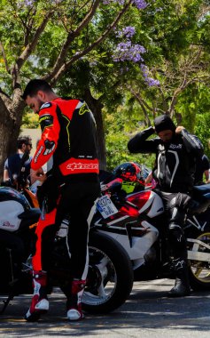 Nerja, İspanya - 10 Haziran 2018 insanlar ve motosiklet motosiklet ralli bir sahil İspanyol kasabasında