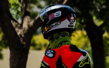 Nerja, İspanya - 10 Haziran 2018 insanlar ve motosiklet motosiklet ralli bir sahil İspanyol kasabasında