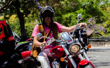 Nerja, İspanya - 10 Haziran 2018 insanlar ve motosiklet motosiklet ralli bir sahil İspanyol kasabasında