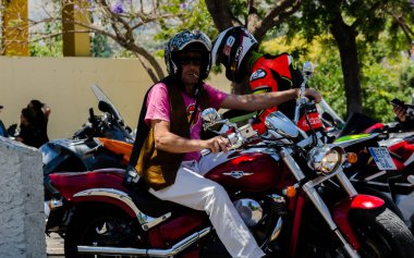 Nerja, İspanya - 10 Haziran 2018 insanlar ve motosiklet motosiklet ralli bir sahil İspanyol kasabasında