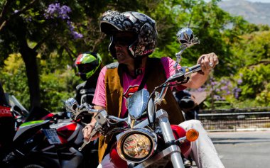 Nerja, İspanya - 10 Haziran 2018 insanlar ve motosiklet motosiklet ralli bir sahil İspanyol kasabasında