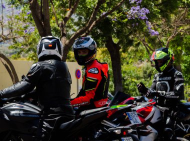 Nerja, İspanya - 10 Haziran 2018 insanlar ve motosiklet motosiklet ralli bir sahil İspanyol kasabasında