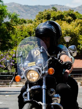 Nerja, İspanya - 10 Haziran 2018 insanlar ve motosiklet motosiklet ralli bir sahil İspanyol kasabasında