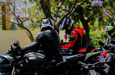 Nerja, İspanya - 10 Haziran 2018 insanlar ve motosiklet motosiklet ralli bir sahil İspanyol kasabasında