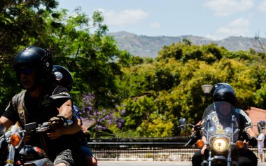 Nerja, İspanya - 10 Haziran 2018 insanlar ve motosiklet motosiklet ralli bir sahil İspanyol kasabasında