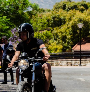 Nerja, İspanya - 10 Haziran 2018 insanlar ve motosiklet motosiklet ralli bir sahil İspanyol kasabasında