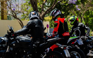 Nerja, İspanya - 10 Haziran 2018 insanlar ve motosiklet motosiklet ralli bir sahil İspanyol kasabasında