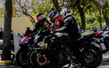 Nerja, İspanya - 10 Haziran 2018 insanlar ve motosiklet motosiklet ralli bir sahil İspanyol kasabasında