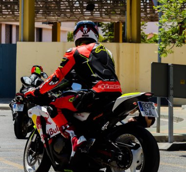 Nerja, İspanya - 10 Haziran 2018 insanlar ve motosiklet motosiklet ralli bir sahil İspanyol kasabasında