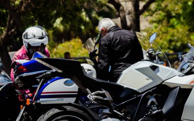 Nerja, İspanya - 10 Haziran 2018 insanlar ve motosiklet motosiklet ralli bir sahil İspanyol kasabasında