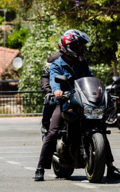 Nerja, İspanya - 10 Haziran 2018 insanlar ve motosiklet motosiklet ralli bir sahil İspanyol kasabasında