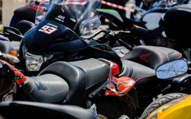 Nerja, İspanya - 10 Haziran 2018 insanlar ve motosiklet motosiklet ralli bir sahil İspanyol kasabasında