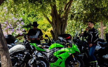 Nerja, İspanya - 10 Haziran 2018 insanlar ve motosiklet motosiklet ralli bir sahil İspanyol kasabasında