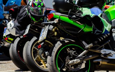 Nerja, İspanya - 10 Haziran 2018 insanlar ve motosiklet motosiklet ralli bir sahil İspanyol kasabasında