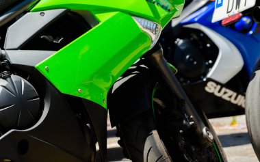 Nerja, İspanya - 10 Haziran 2018 insanlar ve motosiklet motosiklet ralli bir sahil İspanyol kasabasında