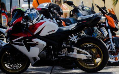 Nerja, İspanya - 10 Haziran 2018 insanlar ve motosiklet motosiklet ralli bir sahil İspanyol kasabasında