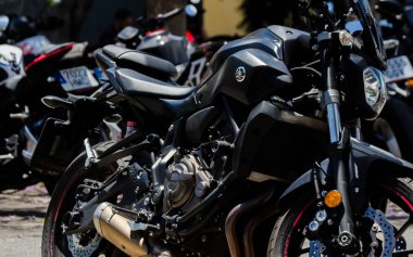 Nerja, İspanya - 10 Haziran 2018 insanlar ve motosiklet motosiklet ralli bir sahil İspanyol kasabasında