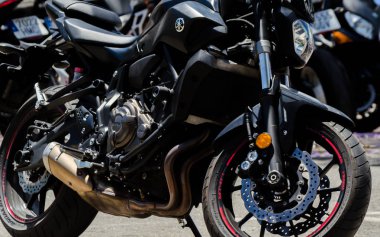 Nerja, İspanya - 10 Haziran 2018 insanlar ve motosiklet motosiklet ralli bir sahil İspanyol kasabasında