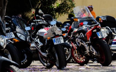 Nerja, İspanya - 10 Haziran 2018 insanlar ve motosiklet motosiklet ralli bir sahil İspanyol kasabasında