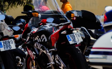 Nerja, İspanya - 10 Haziran 2018 insanlar ve motosiklet motosiklet ralli bir sahil İspanyol kasabasında