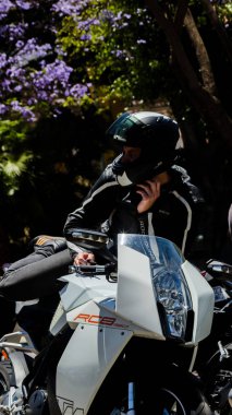 Nerja, İspanya - 10 Haziran 2018 insanlar ve motosiklet motosiklet ralli bir sahil İspanyol kasabasında