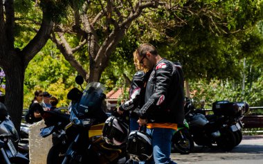 Nerja, İspanya - 10 Haziran 2018 insanlar ve motosiklet motosiklet ralli bir sahil İspanyol kasabasında