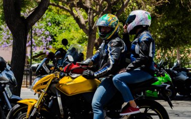 Nerja, İspanya - 10 Haziran 2018 insanlar ve motosiklet motosiklet ralli bir sahil İspanyol kasabasında