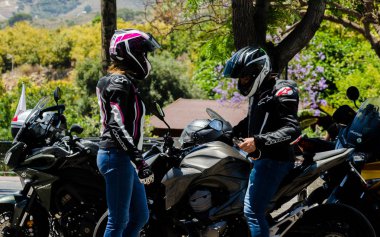 Nerja, İspanya - 10 Haziran 2018 insanlar ve motosiklet motosiklet ralli bir sahil İspanyol kasabasında